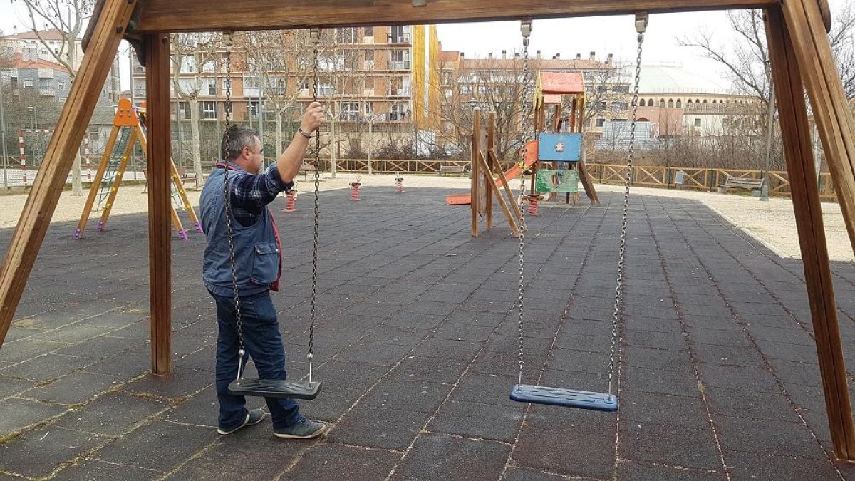 El padre de la menor, en un parque de Aranda deDuero.-L. V.