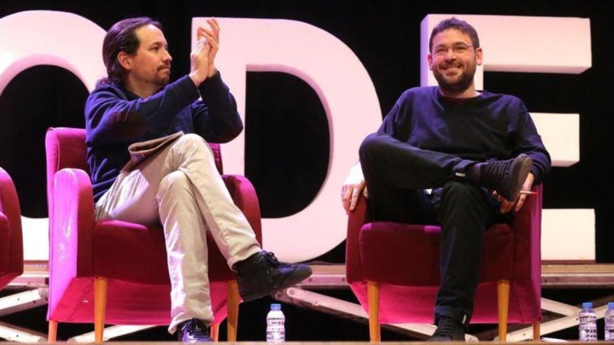 Pablo Iglesias aplaude a Albano Dante Fachin en un acto el pasado febrero en Sant Feliu de Llobregat.-ELISENDA PONS