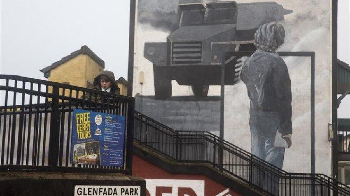 Un mural en el barrio católico de Bogside, en Londonderry.-ALBERT BERTRAN