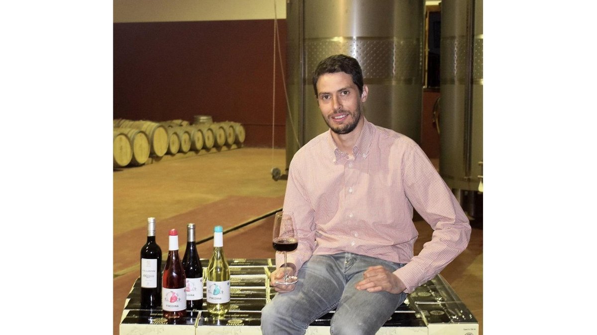 Abel Espinosa en su bodega de Grajal de Campos, situada a cien metros del castillo.-