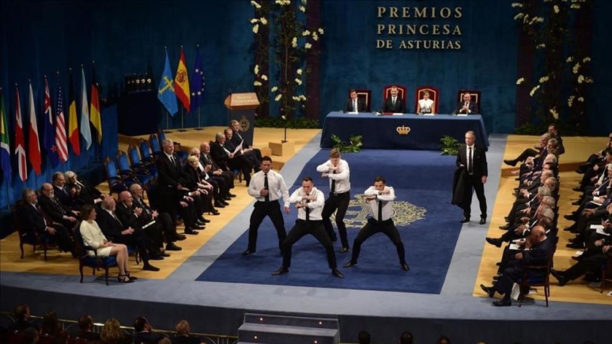Los jugadores de Nueva Zelanda, en plena haka.-AFP