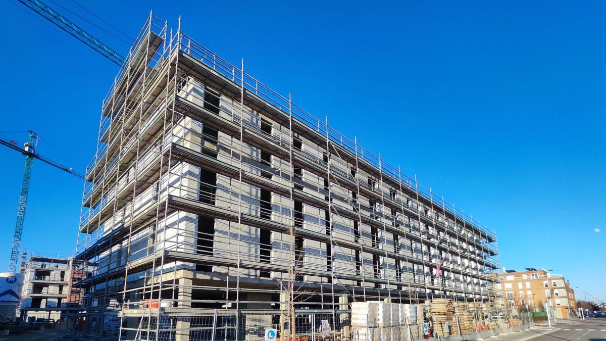 Bloque de viviendas de nueva construcción en la zona del Peral, junto al Camino Viejo de Simancas. PHOTOGENIC