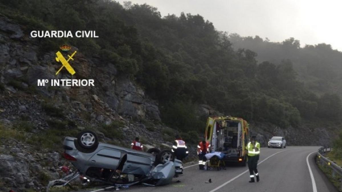 Accidente de tráfico en el kilómetro 30 de la carretera BU-552, término municipal de Castrobarto (Burgos), en el que una persona falleció y otras dos resultaron heridas.-GUARDIA CIVIL