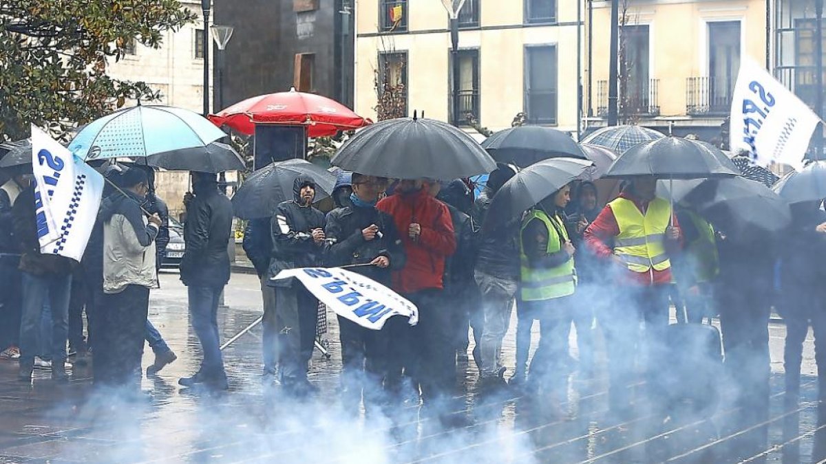 Agentes del Sindicato Profesional de Policías Municipales protestan en la plaza de La Rinconada.-J.M. LOSTAU