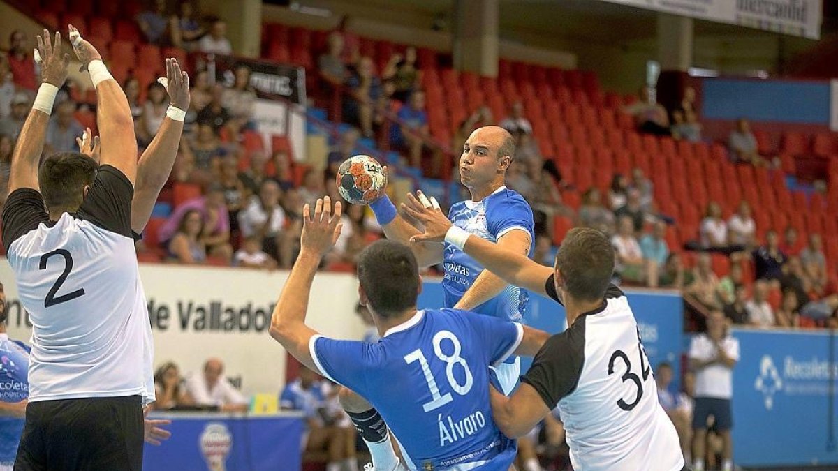 Adrián Fernández en un envite ante Sinfín.-JOSÉ C. CASTILLO