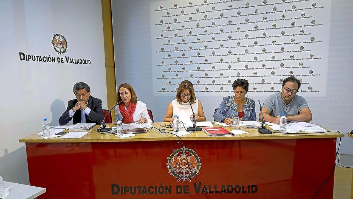 Agapito Hernández; Pilar Vicente; Teresa López; Esther Mínguez y Héctor Gallego ayer, en la comisión.-EL MUNDO