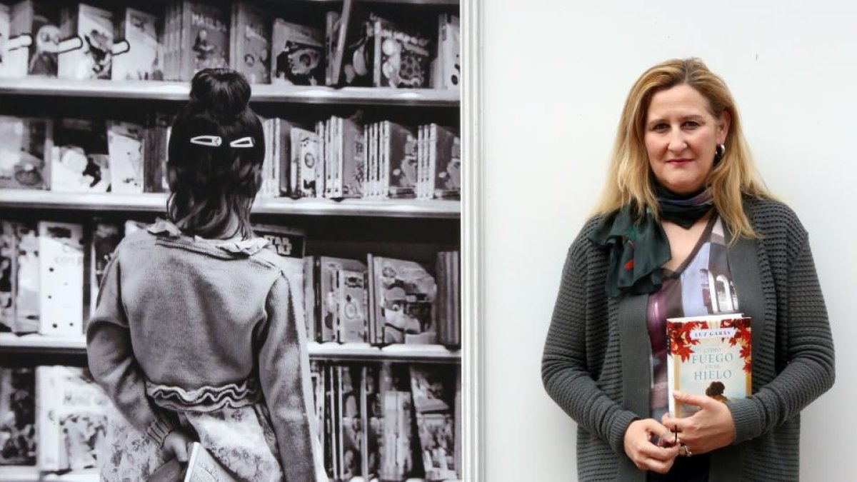 La escritora Luz Gabás posa junto a su novela ‘Como fuego en el hielo’, ayer,  en la Feria del Libro de Valladolid-ICAL