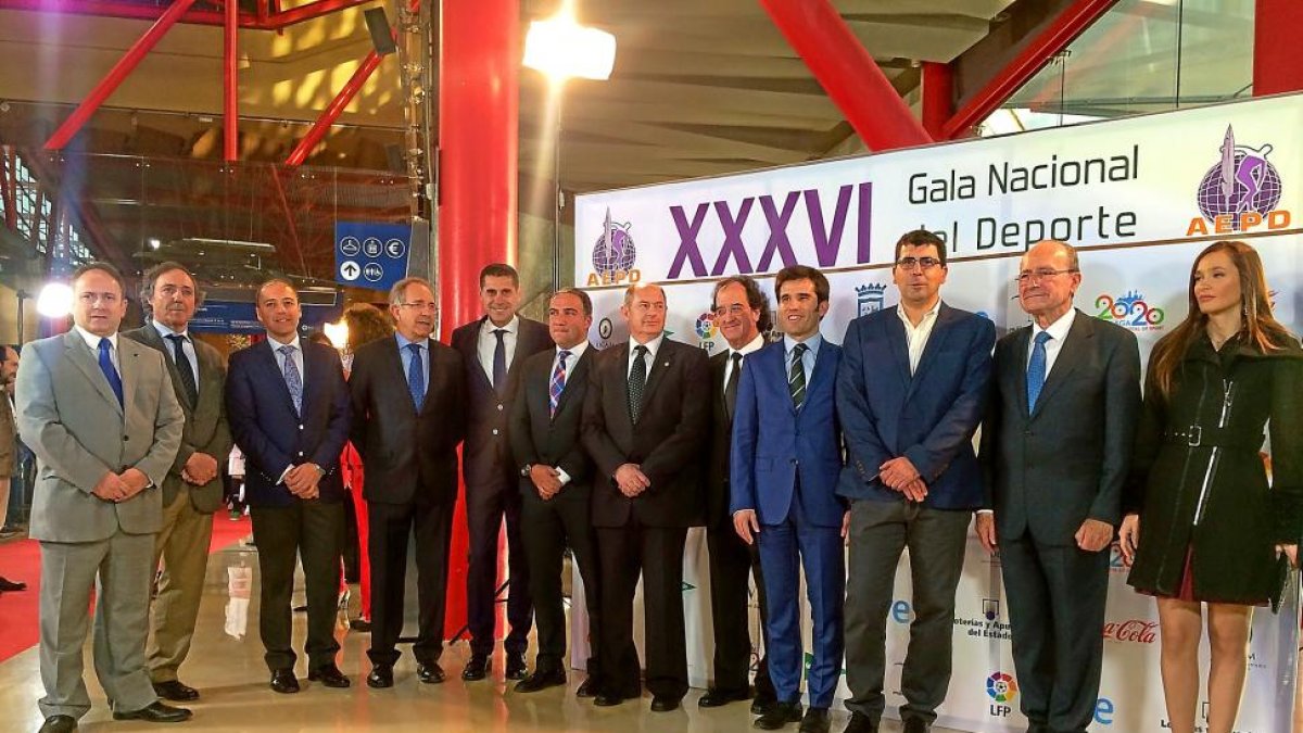 Autoridades y representantes de la delegación vallisoletana posan durante la gala celebrada ayer en Málaga.-EL MUNDO