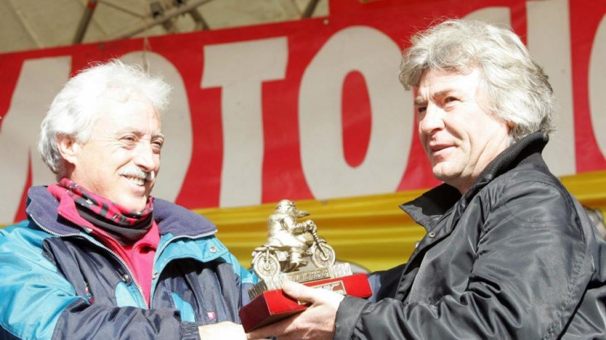 Ángel Nieto recibe su Pingüino de oro en 2006.-ICAL