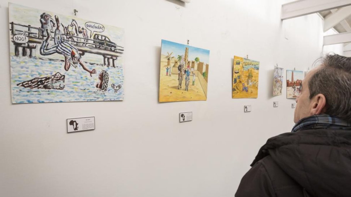 Un hombre contempla algunas de las obras de la exposición ‘Don Quijote en el río Níger’.-MIGUEL ÁNGEL SANTOS/PHOTOGENIC