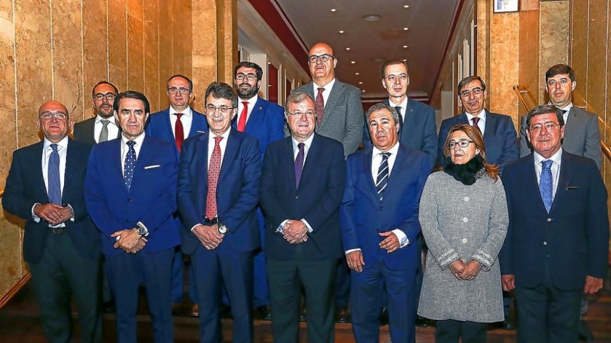 Representantes de las diputaciones, junto con Suárez-Quiñones, Silván, Barrio y el director de ‘Diario de León’, posan para la foto de familia.-ICAL