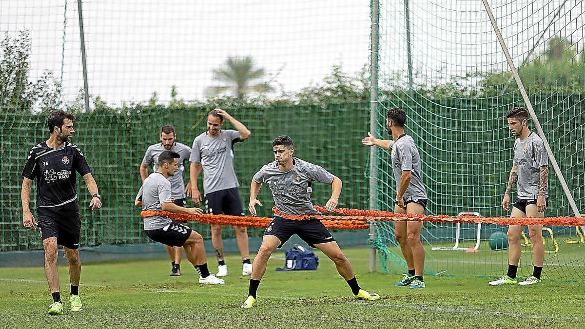 Sergio Dorado, a la izquierda, oberva el desarrollo del entrenamiento del Real Valladolid.-MIGUEL FERNÁNDEZ