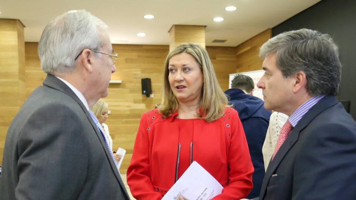 La consejera de Hacienda, Pilar del Olmo, inaugura la jornada 'Las sociedades de garantía como soporte para la financiación de las pymes'. Junto a ella, Jesús Encabo (I) y Ángel de las Heras-Ical