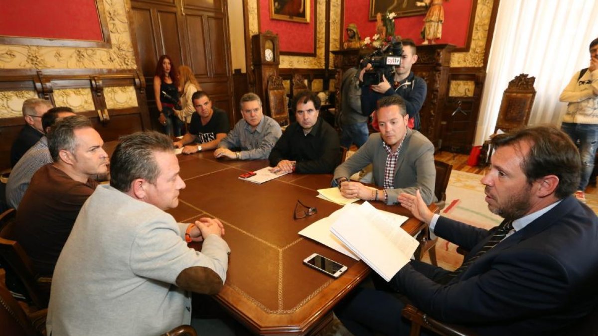El alcalde de Valladolid, Óscar Puente, se reúne con representantes de los trabajadores de Lauki-ICAL