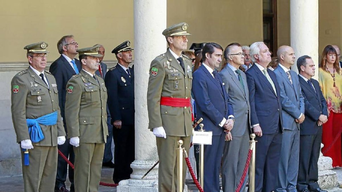 El general jefe de la Suigenor, Manuel Gorjón, con faja roja, y las autoridades civiles presentes en el acto celebrado en el Palacio Real.-J. M. Lostau