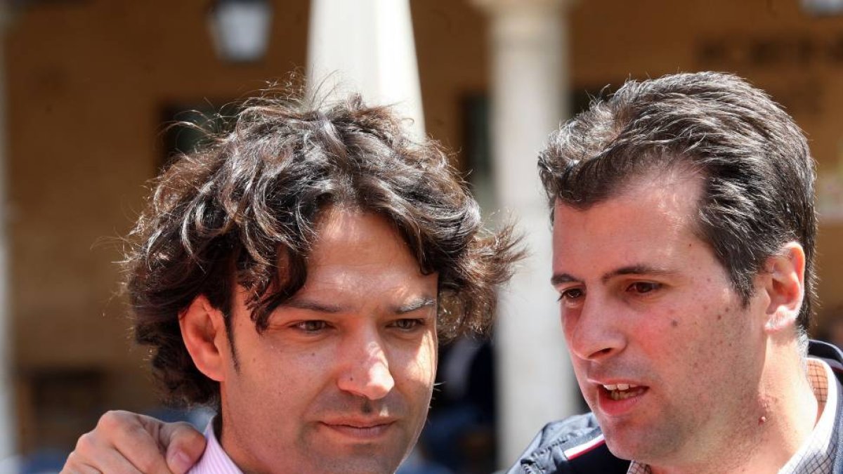 Antes de viajar a Burgos por la tarde, el candidato socialista visitó a Tordesillas, donde se encontró con el alcalde socialista y aspirante a la reelecdión, José Antonio González Poncela.-ICAL