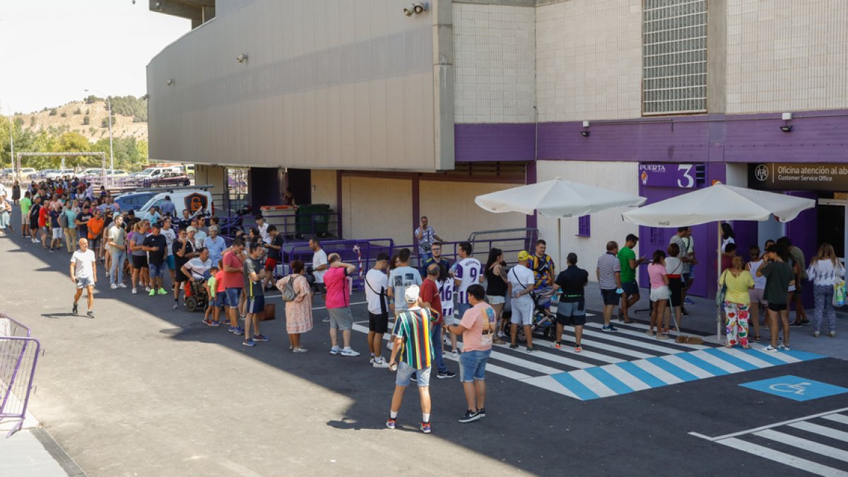 JUAN MIGUEL LOSTAU. 09/08//2022. VALLADOLID. COMUNIDAD DE CASTILLA Y LEÓN. COLAS EN EL ESTADIO ZORRILLA PARA RETIRAR LOS ABONOS.