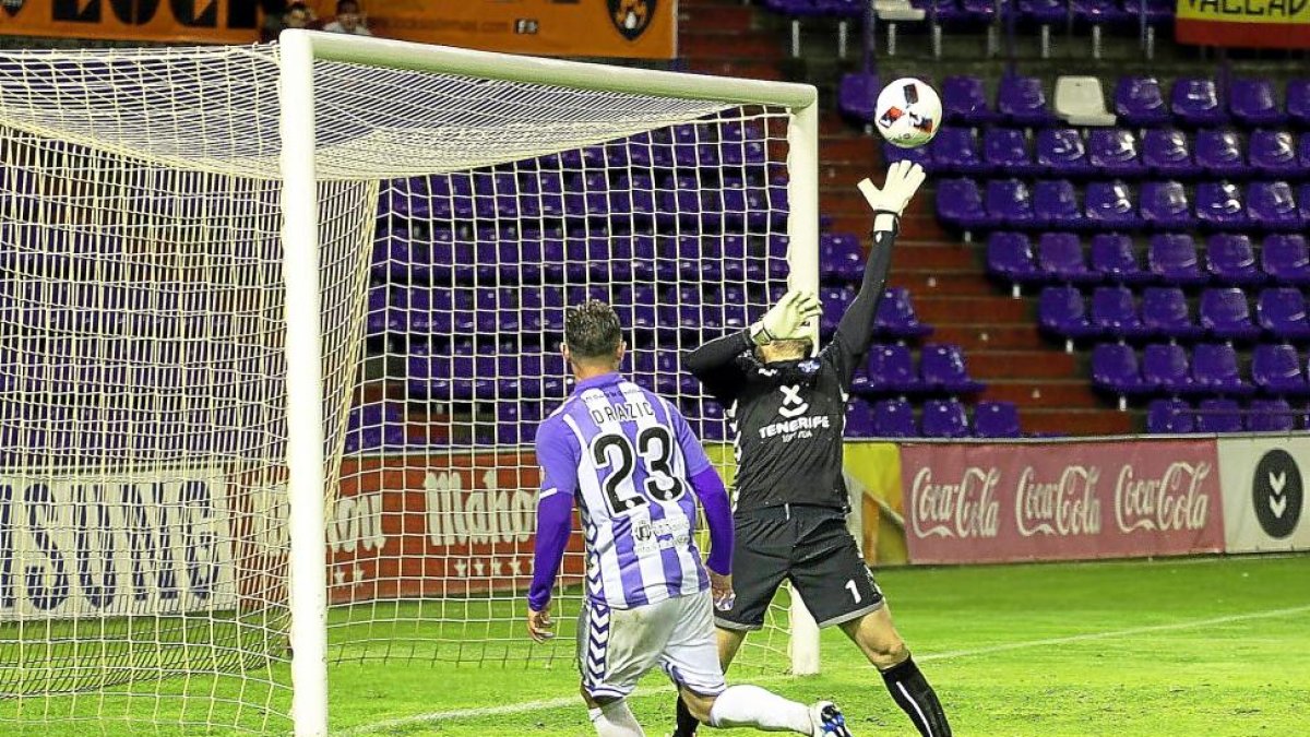 Antológica vaselina de Drazic ante la salida de Falcón para marcar el 3-1 en el minuto 119 de la prórroga, anoche en Zorrilla.-PABLO REQUEJO
