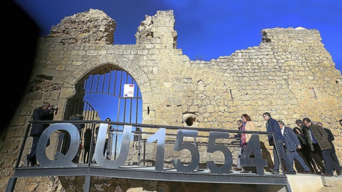 La consejera de Cultura y Turismo se dirige a la entrada del castillo de Villagaría de Campos.-ICAL
