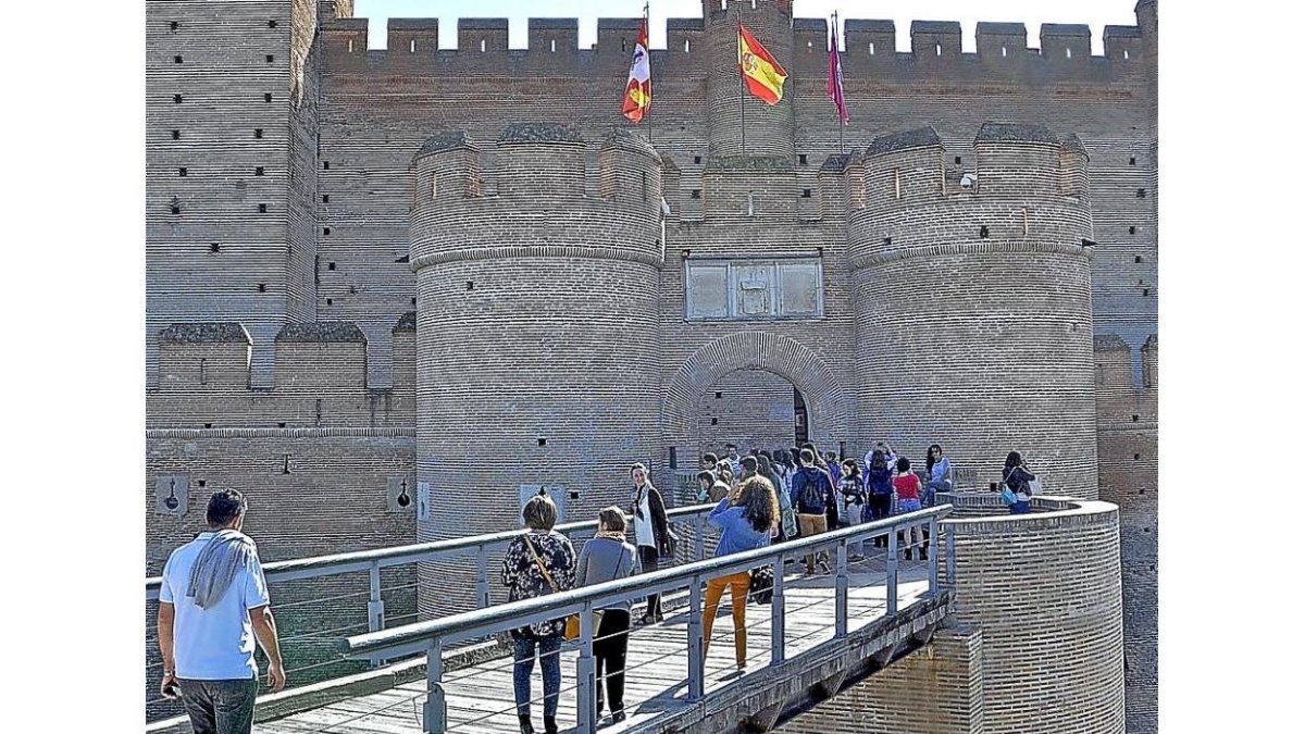 Un grupo de turistas se dirige a la puerta del Castillo de la Mota.-S. G. C.