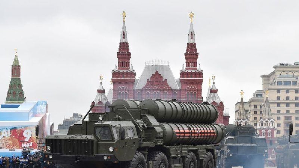 Un misil S-400 ruso durante un desfile militar en Moscú.-NATALIA KOLESNIKOVA / AFP