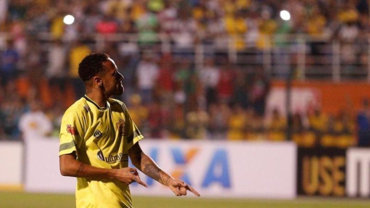 Neymar disfrutó en un partido que ganó su equipo por 13-9.-REUTERS / LEONARDO BENASSATTO