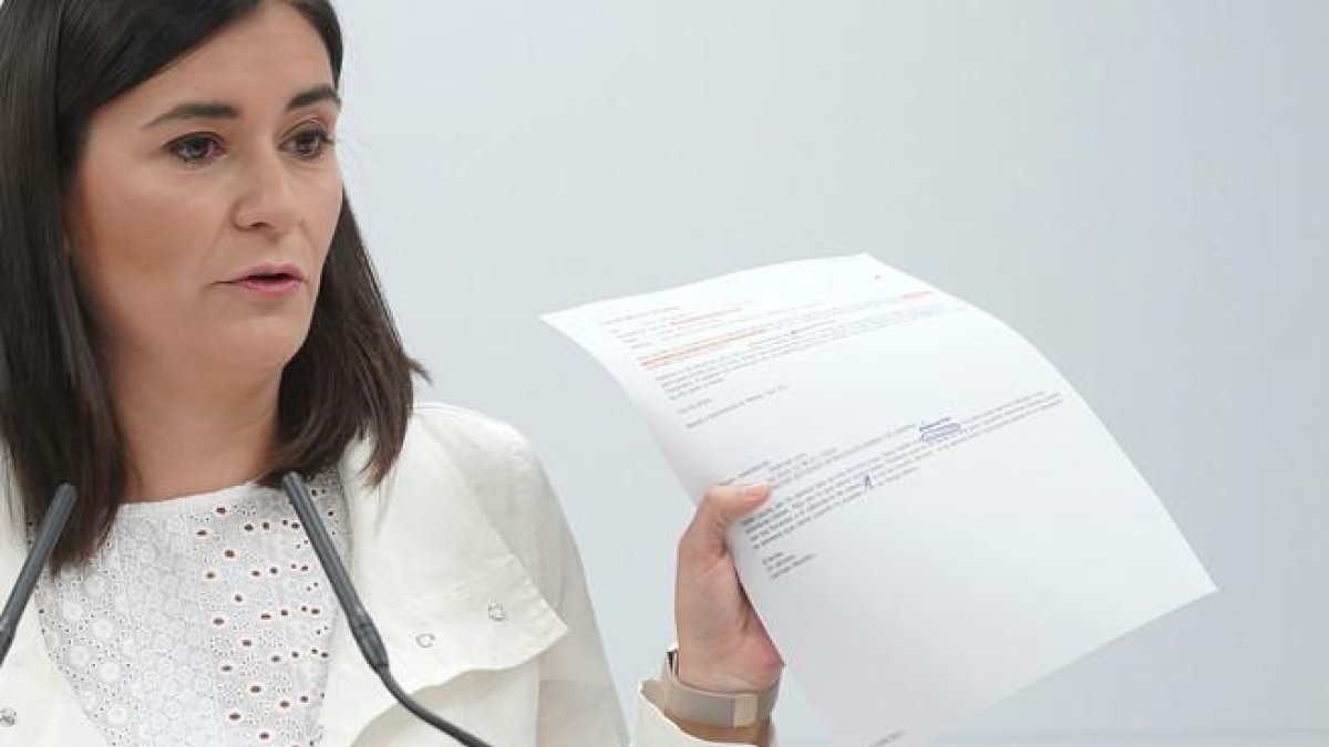La ministra Carmen Montón, en la rueda de prensa para dar explicaciones sobre su máster.-JOSE LUIS ROCA