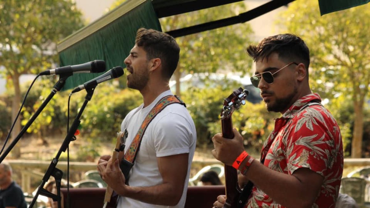 Alejandro Nieto y Óscar Fernández durante una actuación. MUSICAPARAMIRAR