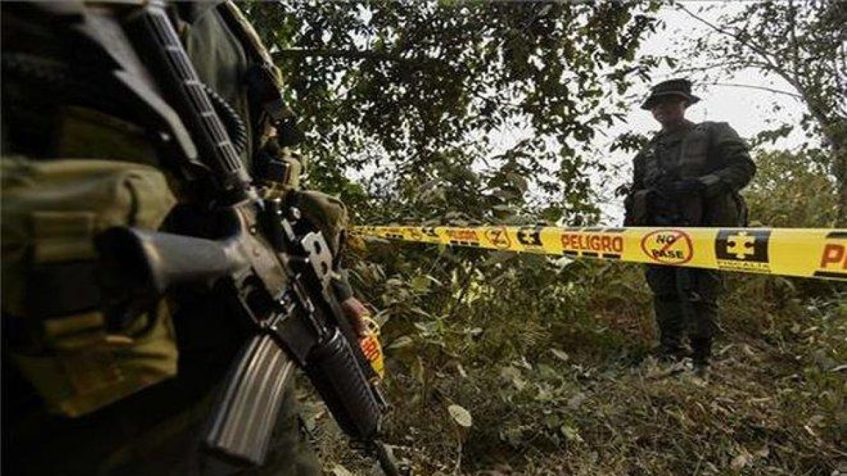 Efectivos del Ejército de Colombia resguardan la zona de un asesinato.-AFP