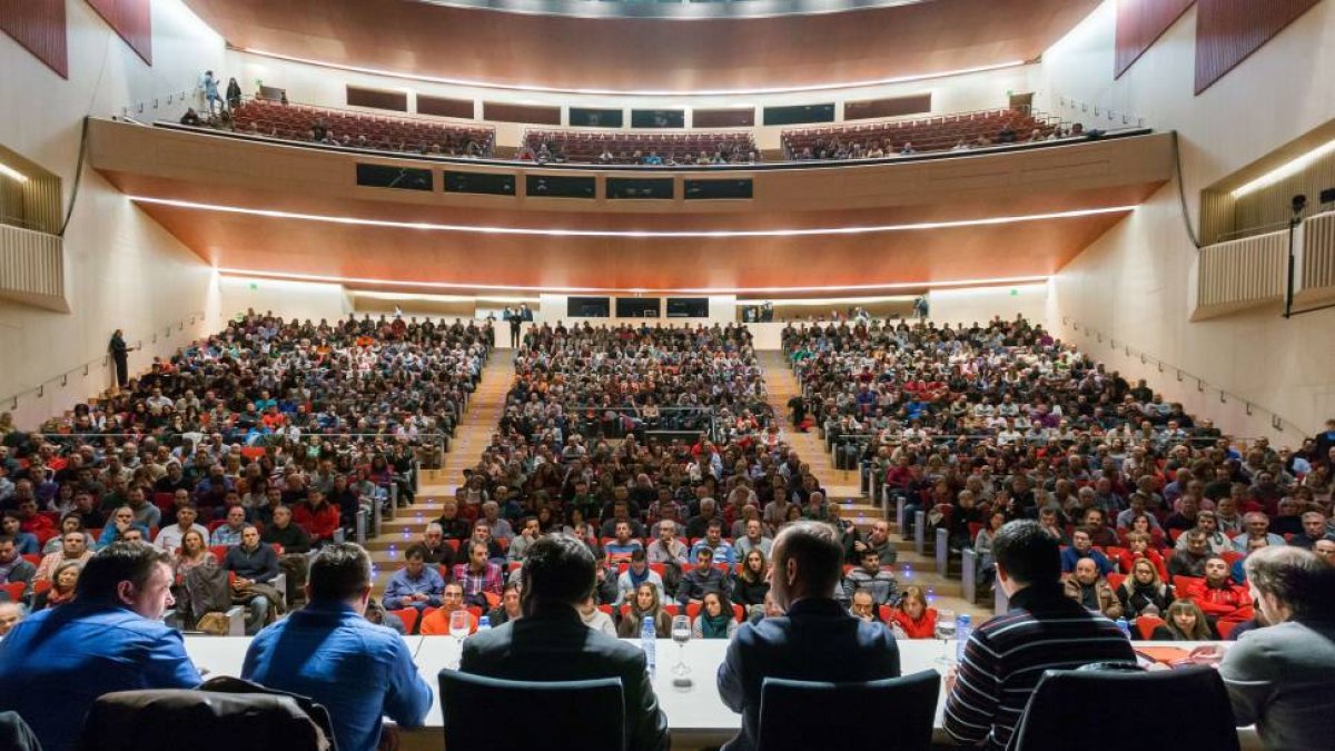 Asamblea del director general de Campofrío España, Ignacio González, con miembros del comité de empresa y trabajadores de la planta de Burgos tras el incendio que ha arrasado la fábrica-César Manso
