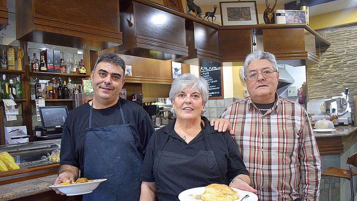 Andrés, Mercedes y Luis Mari en el restaurante El Cazador de Oña.