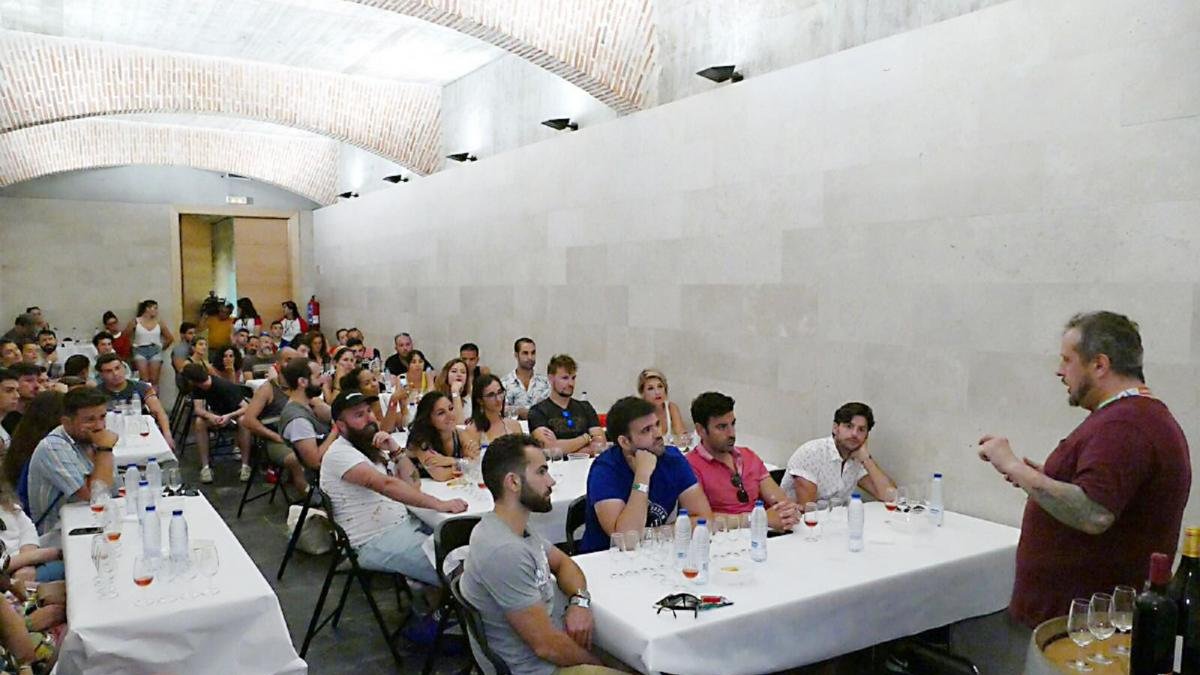 Flequi Berruti imparte las catas en la bodega subterránea del Centro Cultural Caja deBurgos, situado en la calle Isilla.-D.O. RIBERA DEL DUERO