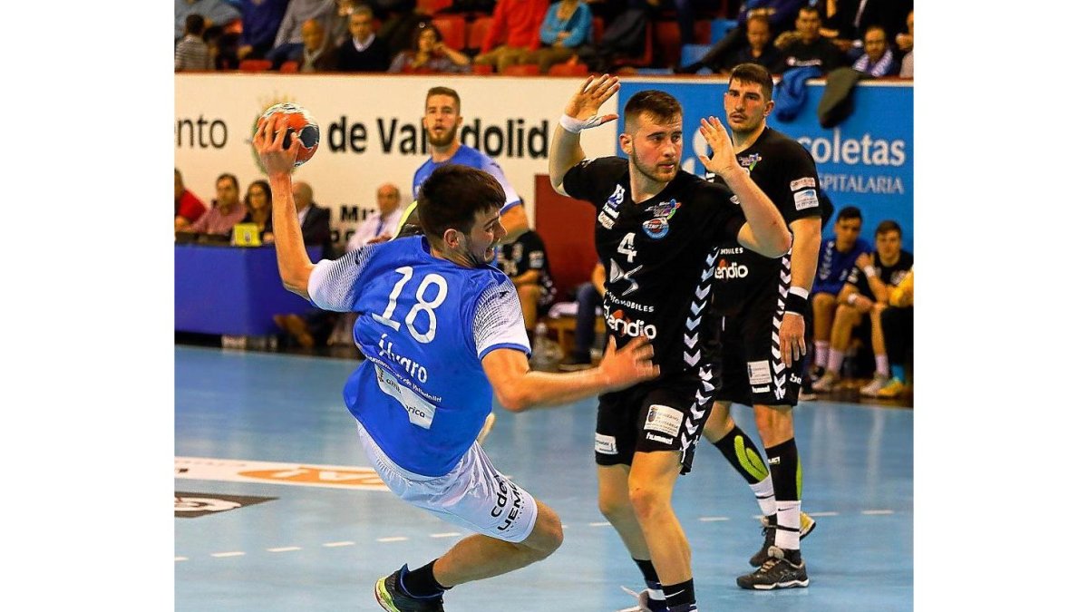 Álvaro Martínez gana la posición y lanza ante Valverde.-P. REQUEJO