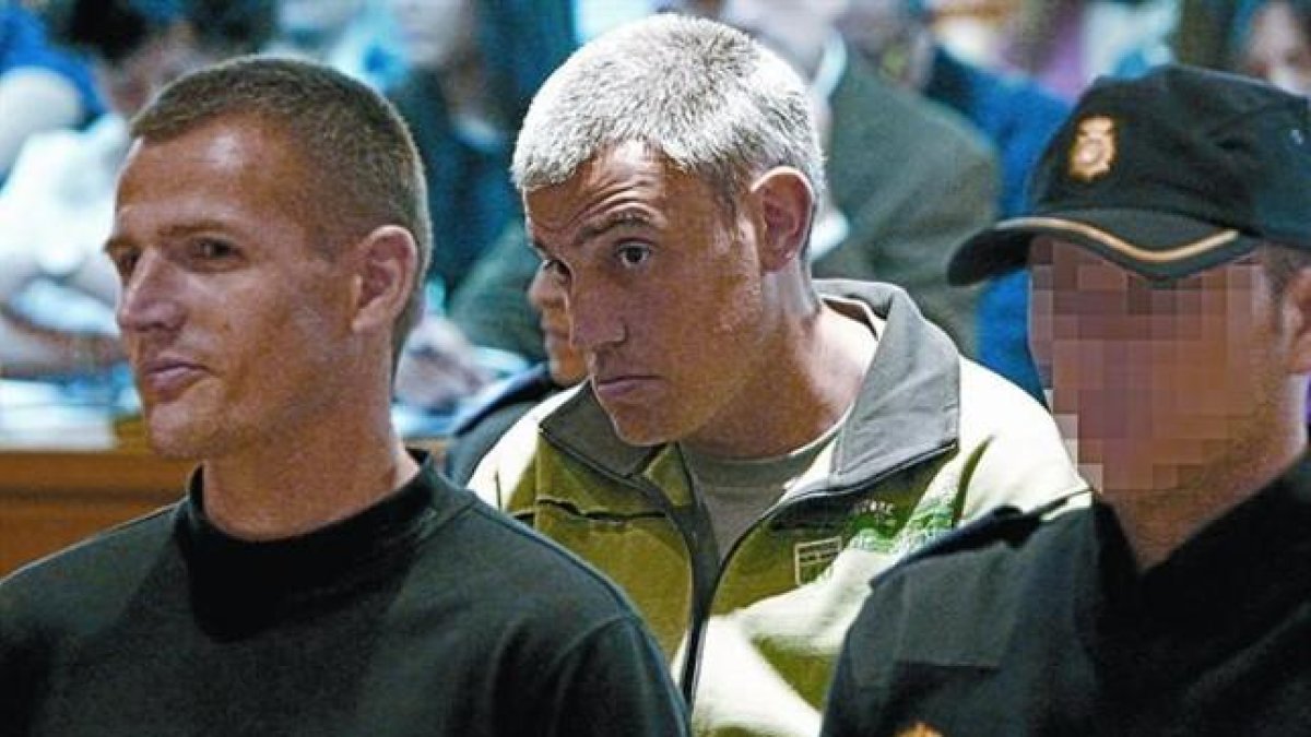 Los etarras Igor Portu (izquierda) y Mattin Sarasola, durante el juicio por el atentado de la T-4, en la Audiencia Nacional, en mayo.-ARCHIVO / EFE