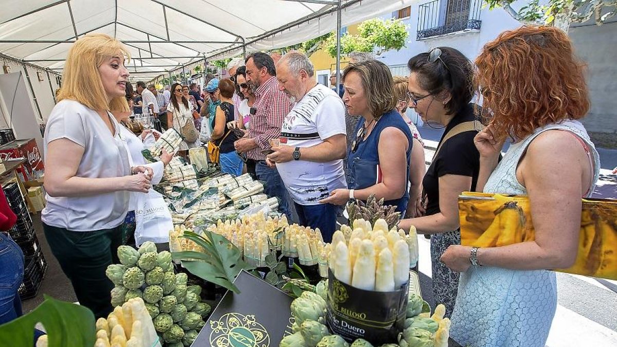 Uno de los puestos de espárragos de la feria de Tudela de Duero con varios visitantes esperando a hacer sus compras.-J.M. LOSTAU