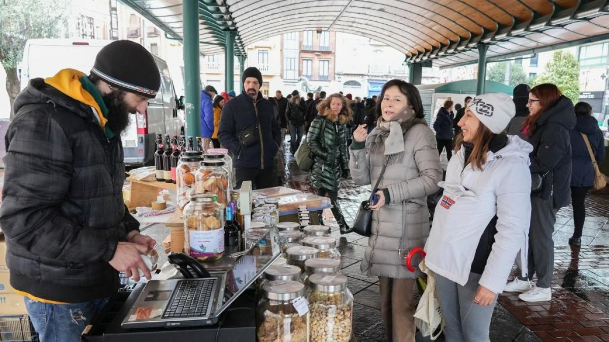 Mercado ecológico de Plaza España. / J.M. LOSTAU
