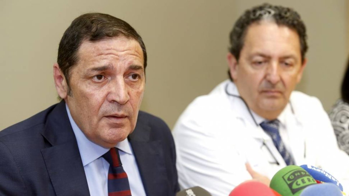 El consejero de Sanidad de la Junta, Antonio María Sáez junto al director gerente del Hospital de León, Juan Luis Burón-Ical