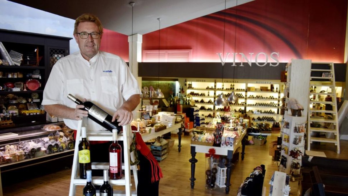 Gabriel García, sobre la escalera, en el interior de la tienda de vinos del complejo El Ventorro, donde encuentra integrada la bodega ribereña y familiar Linaje Garsea.-ARGICOMUNICACIÓN