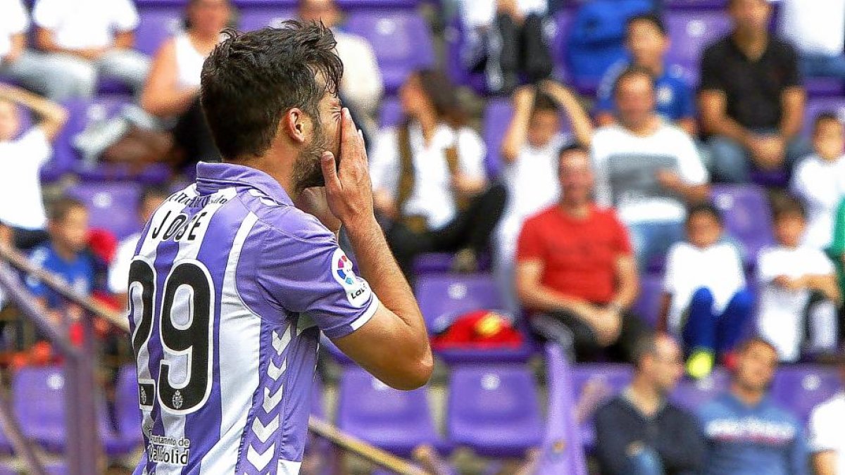 Jose se lamenta de una ocasión fallada contra el UCAM.-J.M. LOSTAU