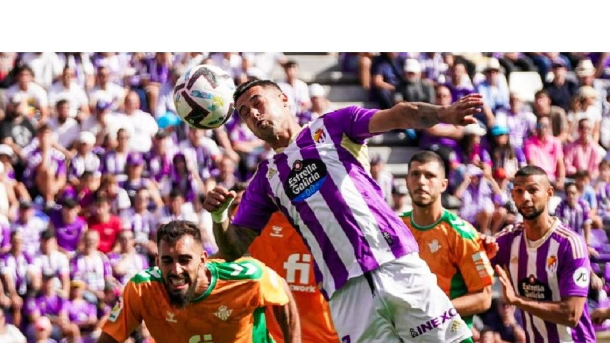 Sergio León y Borja Iglesias frente a frente en el partido jugado en Zorrilla. / IÑAKI SOLA / RVCF
