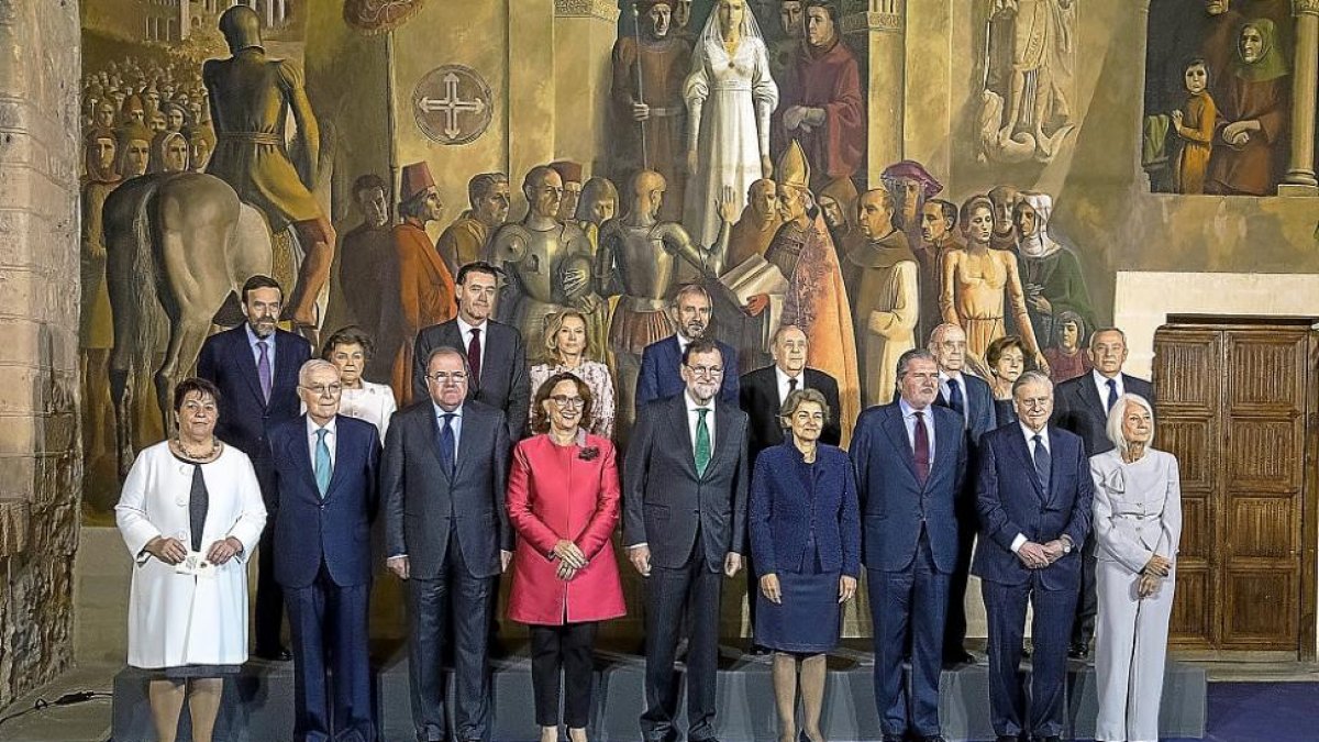 El presidente del Gobierno, en el centro, posa con los premiados, Herrera y la alcaldesa.-ICAL