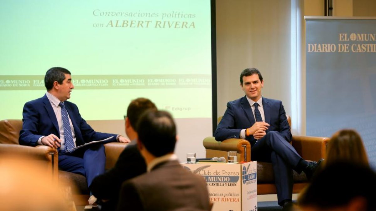 El presidente de Ciudadanos, Albert Rivera, participa en el Club de Prensa de El Mundo-Diario de Castilla y León. Junto a él, el director del periódico, Pablo Lag-ICAL