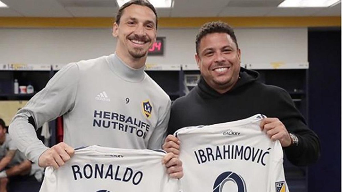 Ibrahimovic y Ronaldo posan el año pasado con sendas camisetas de Los Angeles Galaxy, equipo del sueco.-D.V.