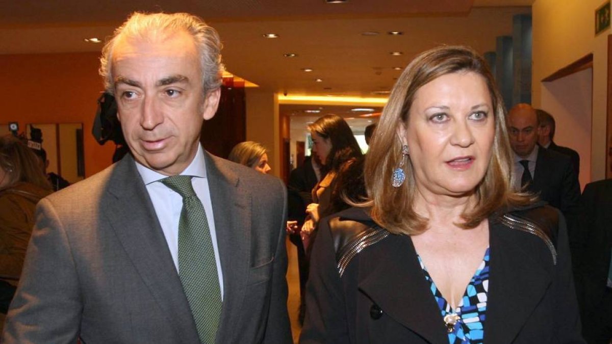 La consejera de Hacienda, Pilar del Olmo, y el secretario de Estado de Hacienda, Miguel Ferre, intervienen en la jornada 'La reforma del sistema fiscal' que organiza el Club de Prensa Diario de Castilla y León El Mundo-Ical