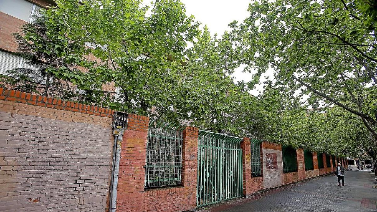 Antiguo Instituto Santa Teresa de la calle Mirabel de Rondilla, cerrado desde 2009, y que acogerá la Escuela de Arte en 2021.-ICAL