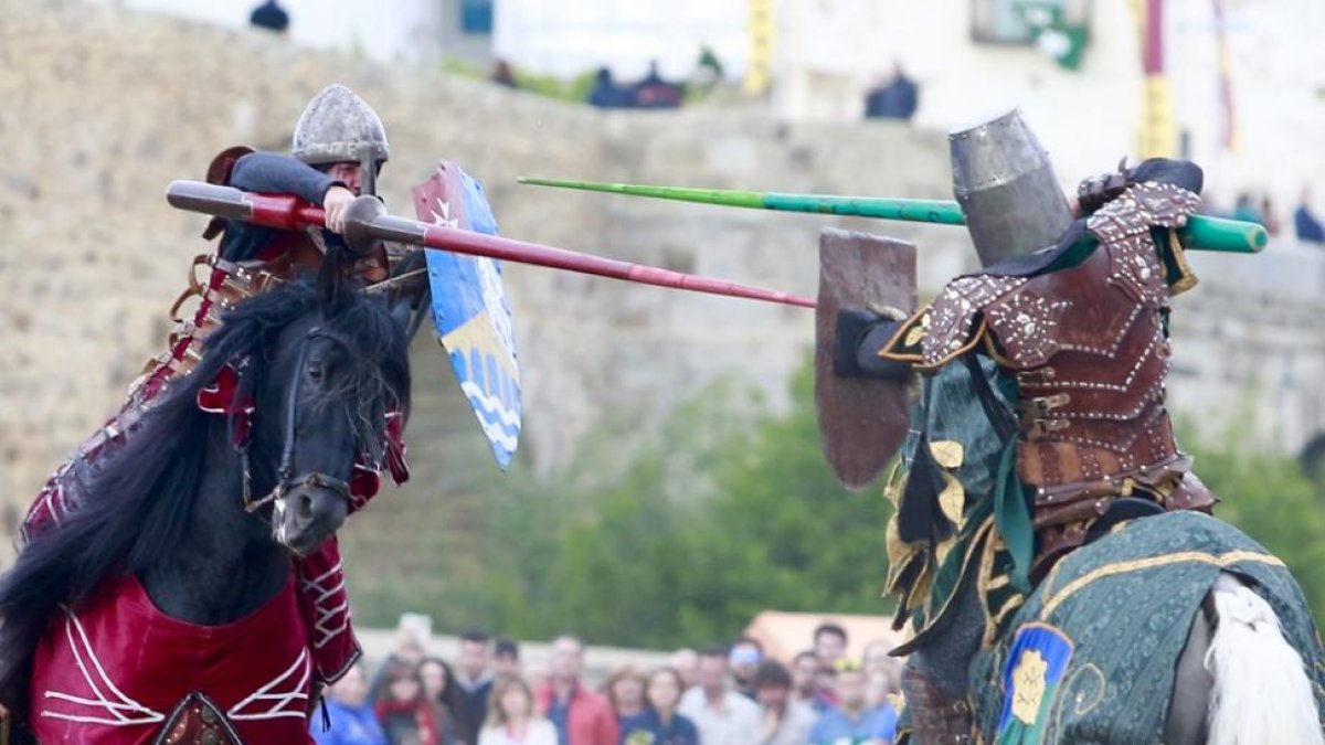 Lances entre caballeros en el torneo medieval.-ICAL