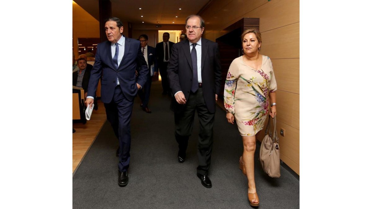 Presentación del IV Plan de Salud de Castilla y León con la intervención del presidente de la Junta, Juan Vicente Herrera. Junto a él, la vicepresidenta de la Junta, Rosa Valdeón, y el consejero de Sandidad, Antonio Sáez.-ICAL