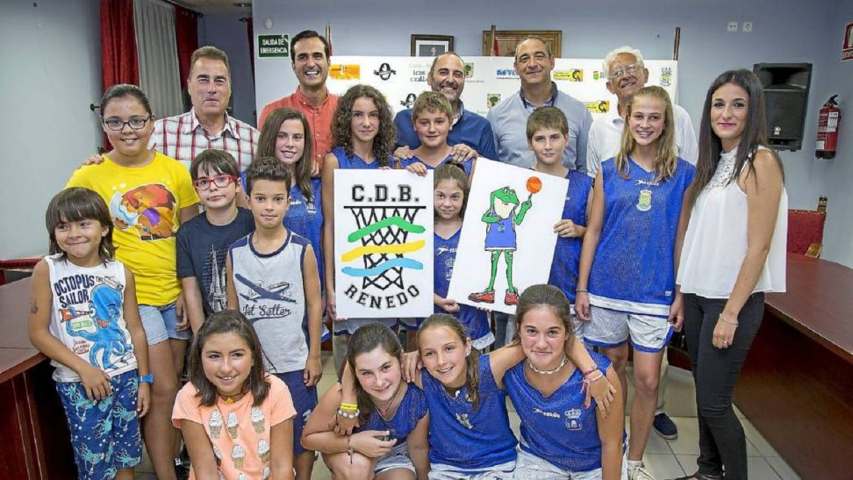Foto de familia con varios jugadores, cuerpo técnico y autoridades con la mascota.-A. Mingueza