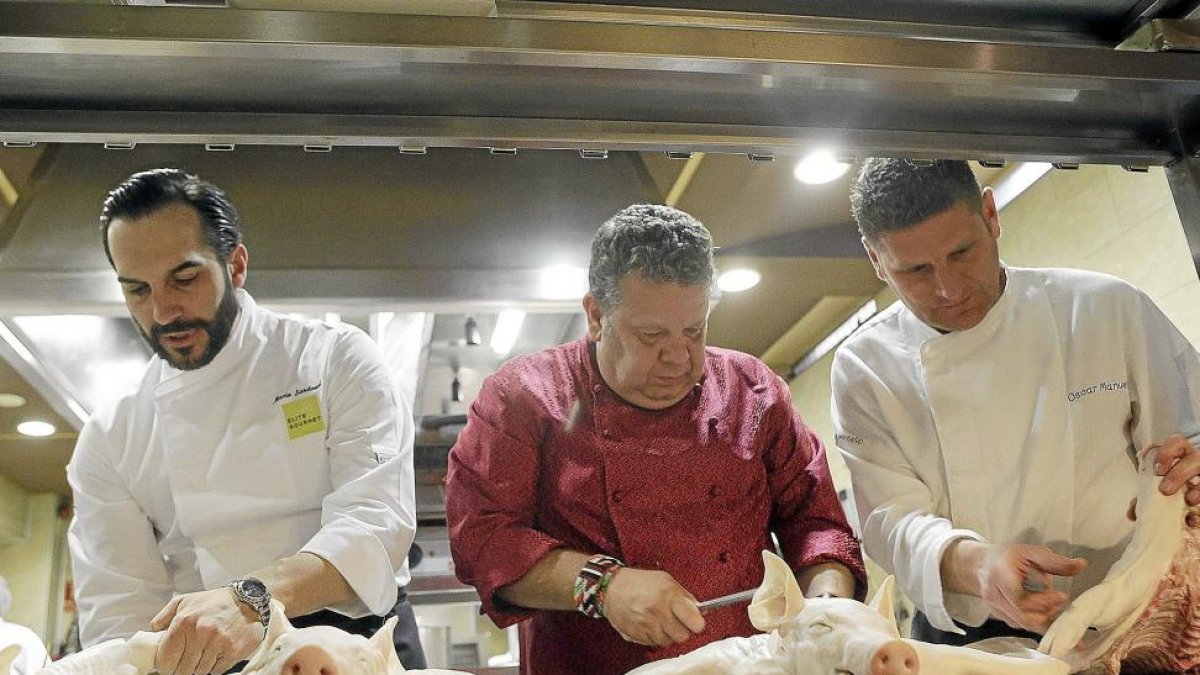 Chicote en plena acción con sus cocineros.-MARIO SANDOVAL