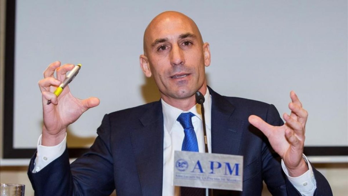 Luis Rubiales, durante la rueda de prensa en la que hizo oficial su renuncia a la presidencia de la AFE para aspirar a la de la RFEF.-/ RODRIGO JIMÉNEZ / EFE